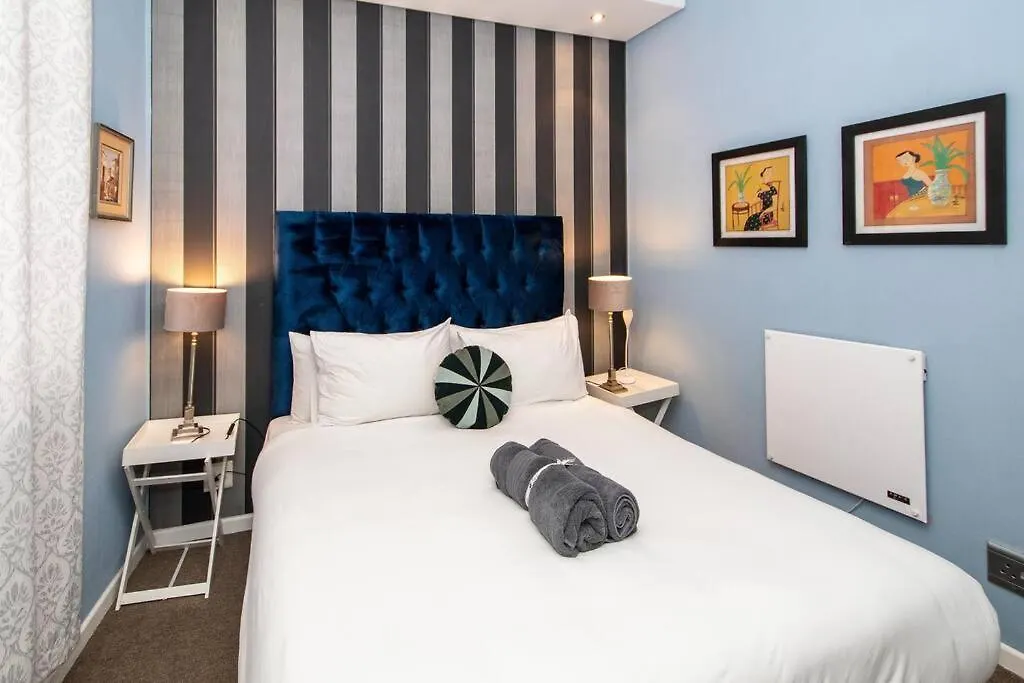 Stylish Flat In Flamboyant Area- No Loadshedding Canterbury Cape Town 0*,